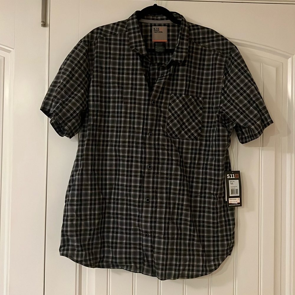 New with tags!Men’s 5.11 tactical plaid button down shirt, size XL